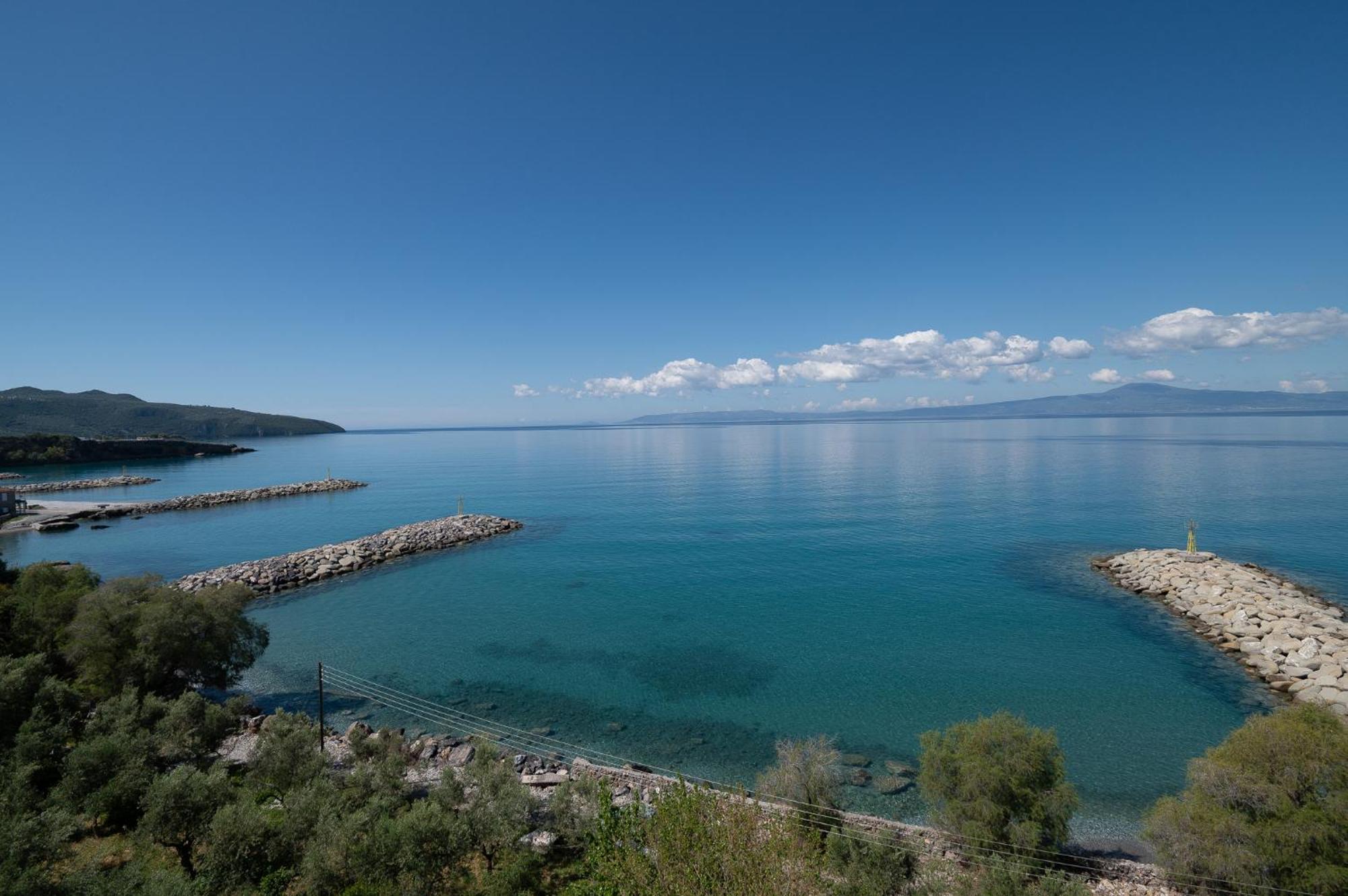 Pouletis Family Apartments - Akroyali Seaview Getaways Каламата Экстерьер фото